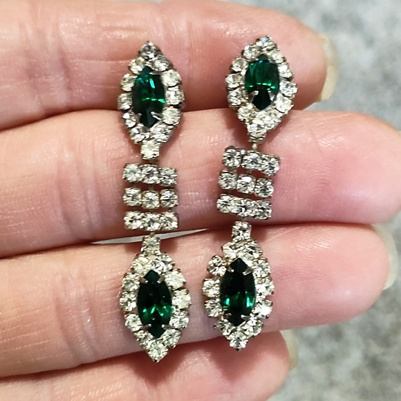 VINTAGE RHINESTONE AND FAUX EMERALD SILVER-TONE DROP DANGLE POST 2" EARRINGS - Picture 3 of 9